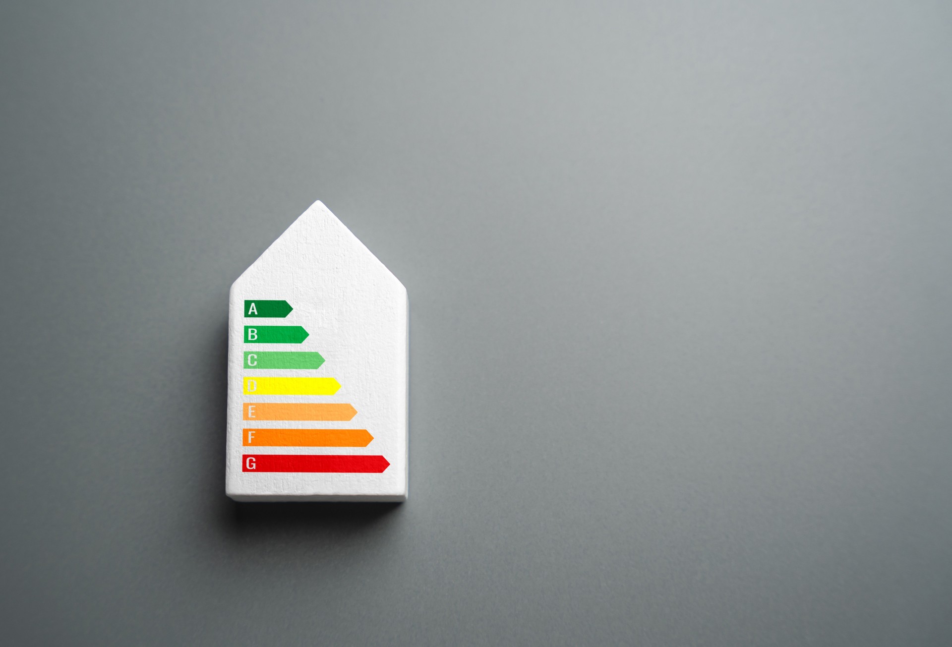 Energieeffizienzwaage am Haus. Das Konzept der Energieeffizienz im Haushalt. Qualität der Isolierung, Heizungssystem. Reduzieren Sie den Stromverbrauch. Verbessern Sie die Nachhaltigkeit, senken Sie die Betriebskosten.