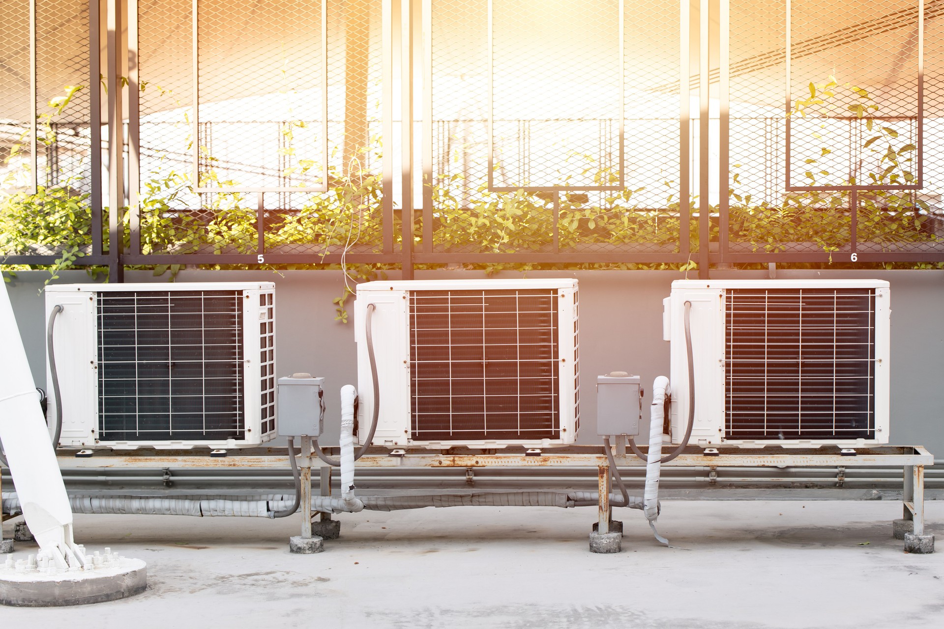 Klimaanlage Kompressor Außenanlage auf dem Dach des Geschäftsgebäudes mit Sonnenlicht heiße Sommersaison installiert
